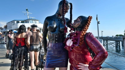 „Erotikschiff“ bei 36 Grad am Bodensee. (Foto: Felix Kästle/dpa)