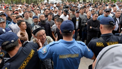 Polizisten drängen kirgisische Freiwillige zurück, die sich vor dem Regierungsgebäude versammeln und ihre Entsendung in die Konfliktzone an der kirgisisch-tadschikischen Grenze fordern. (Foto: Vladimir Voronin/AP/dpa)