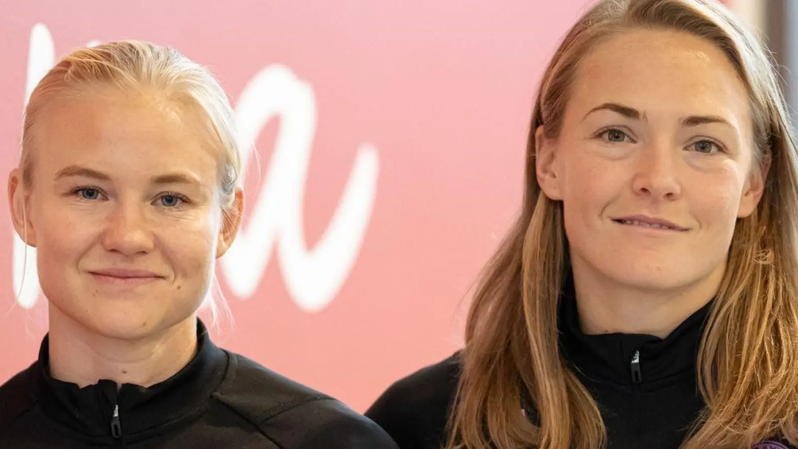 Pernille Harder (l) und Magdalena Eriksson bleiben beim FC Bayern. (Archivbild) (Foto: Lukas Barth/dpa)