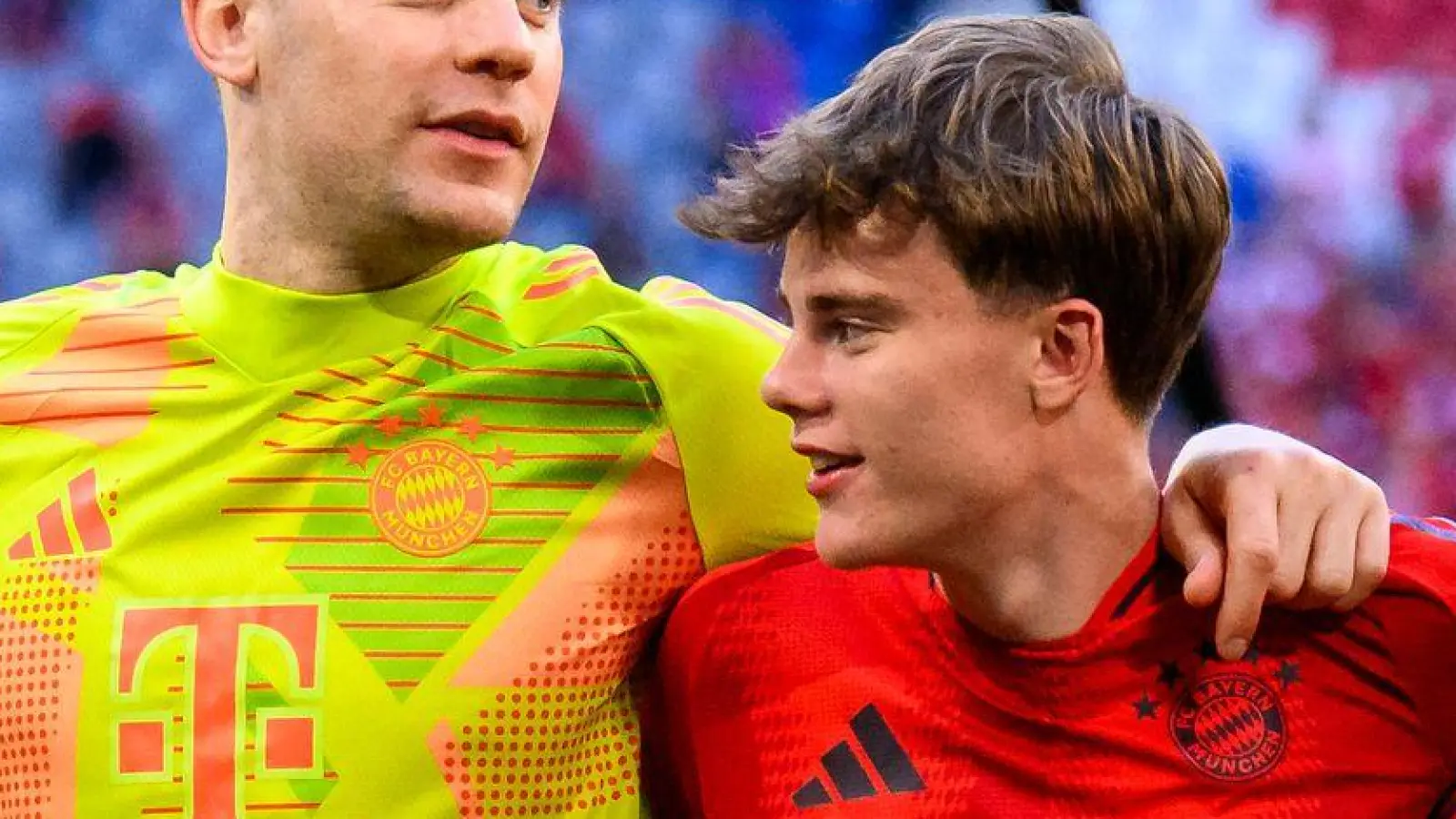 Jonathan Asp Jensen - rechts neben Torwart Manuel Neuer - wechselt nach Spanien. (Archivbild) (Foto: Tom Weller/dpa)