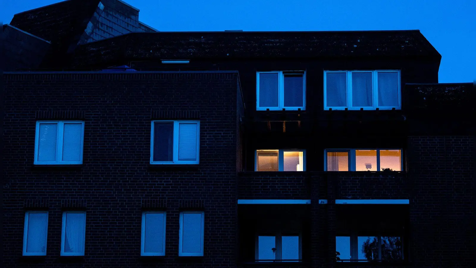 Licht an, Licht aus: Wer möchte, dass sein Zuhause auch während einer längeren Abwesenheit bewohnt aussieht, kann zum Beispiel Zeitschaltuhren installieren. (Foto: Daniel Bockwoldt/dpa/dpa-tmn)