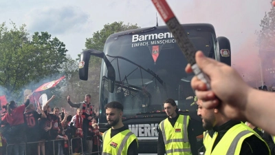 Leverkusener Fans empfangen den Mannschaftsbus an der BayArena. (Foto: Federico Gambarini/dpa)