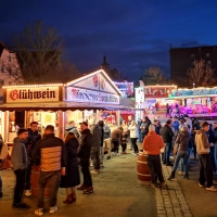 Auch 2026 verwandelt sich der Schrannenplatz vom 31. Oktober bis zum 8. November wieder in einen stimmungsvollen Volksfestplatz. (Foto: Jürgen Binder)