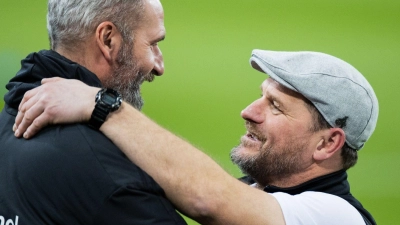 Der alte und der neue Coach des HSV: Tim Walter (l) und Steffen Baumgart. (Foto: Rolf Vennenbernd/dpa)
