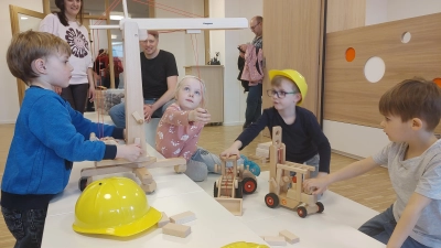 Samuel, Emily, Theo und Milo (von links) erobern den Bauraum in der neuen Kindertagesstätte „Haus der Kinder” in Burgbernheim. (Foto: Katrin Merklein)