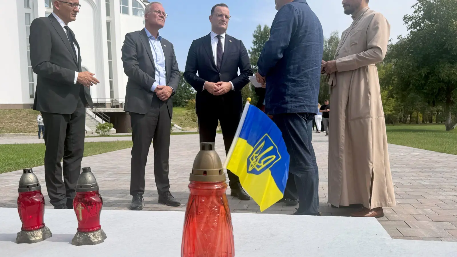 Die Fraktionschefs Spahn und Miersch in der Gedenkstätte für die Opfer der russischen Besatzung in Butscha.  (Foto: Michael Fischer/dpa)