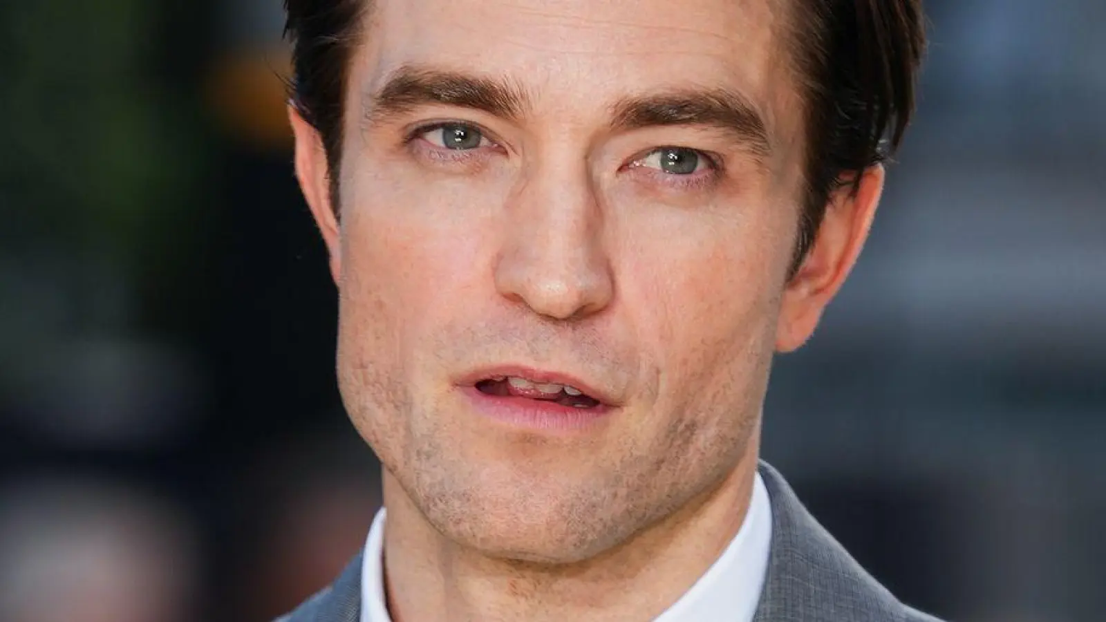 Robert Pattinson spielt in seinem neuen Film einen moralisch zwielichtigen Moderator. (Archivbild) (Foto: Scott A Garfitt/Invision/AP/dpa)