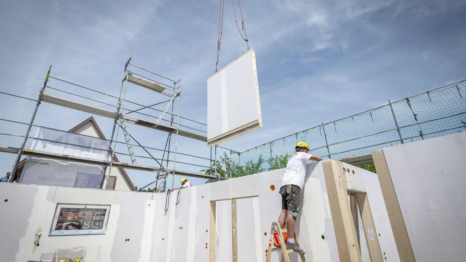 Der Marktanteil von Häusern in Fertigbauweise wächst leicht. (Symbolbild) (Foto: Daniel Maurer/dpa)