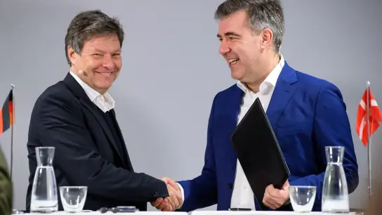 Wirtschaftsminister Robert Habeck (Grüne, l) unterzeichnete zusammen mit dem dänischen Klimaminister Lars Aagaard eine Kooperationserklärung. (Foto: Bernd von Jutrczenka/dpa)