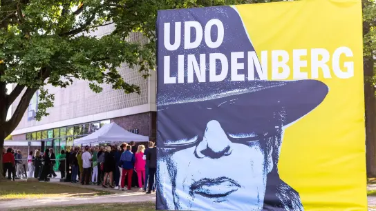 Die Vor-Eröffnung der Lindenberg-Schau mit rund 200 geladenen Gästen. (Foto: Jens Büttner/dpa)