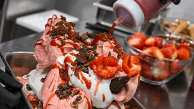 Pinocchio ist eine Melange aus Milcheis und Erdbeersorbet. (Foto: Jens Kalaene/dpa)