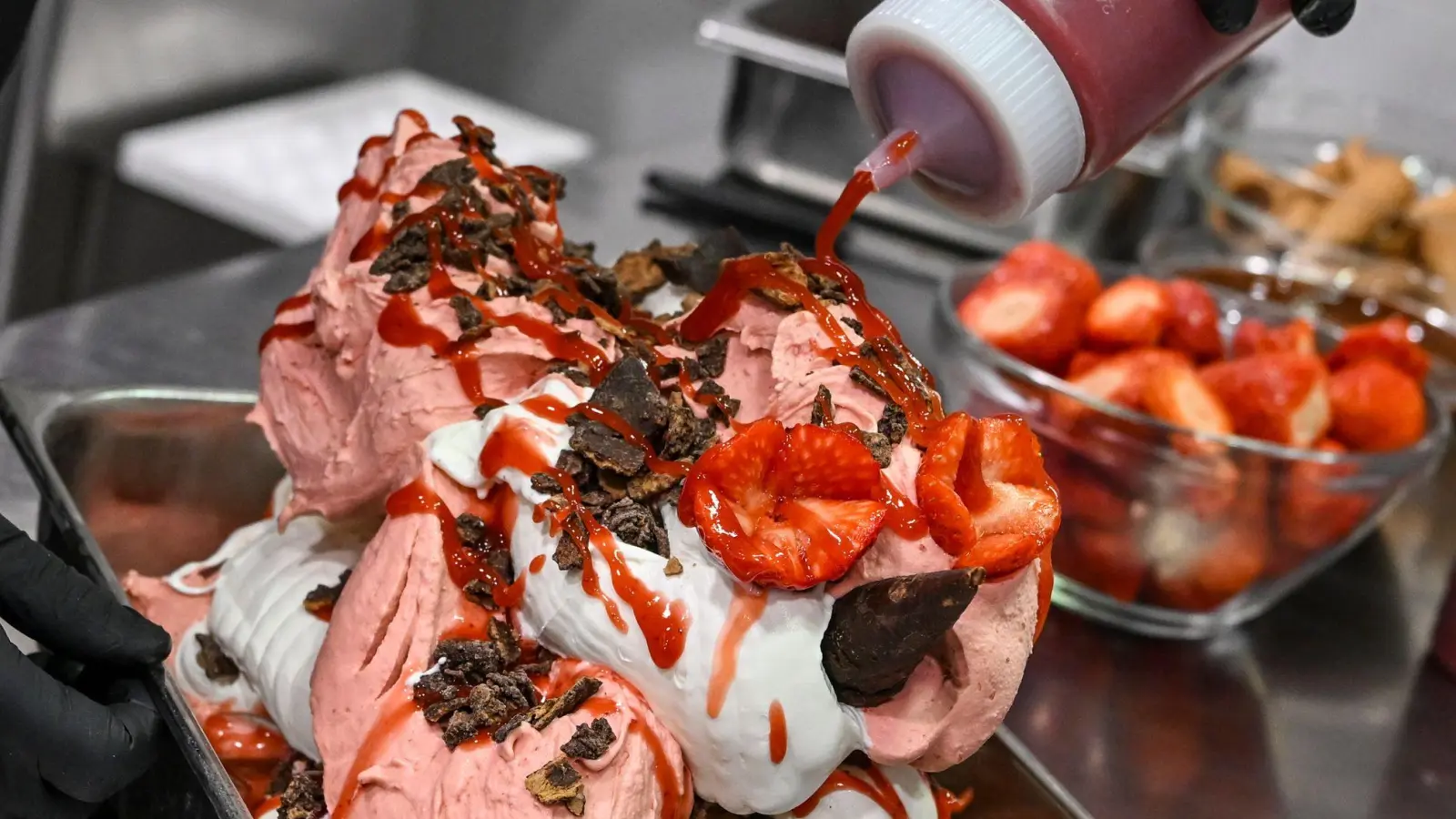 Pinocchio ist eine Melange aus Milcheis und Erdbeersorbet. (Foto: Jens Kalaene/dpa)