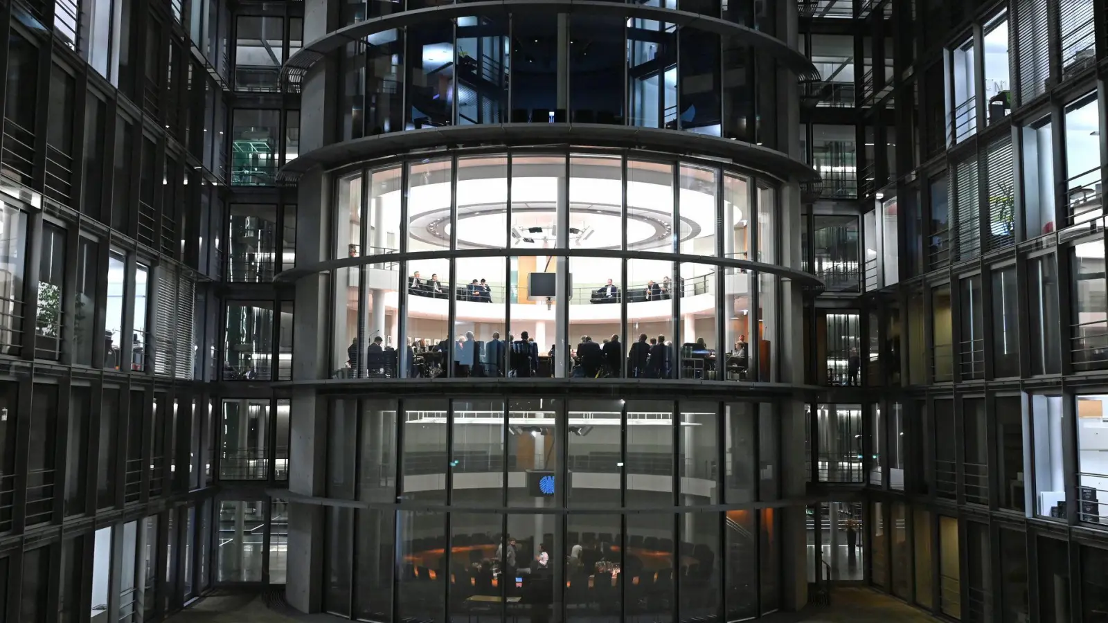 Der Ausschuss tagte bis zum Morgen.  (Foto: Elisa Schu/dpa)