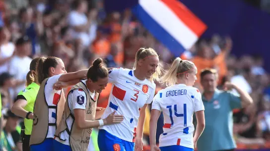 Die Titelverteidigerinnen stehen im Viertelfinale der EM: Spielerinnen der Niederlande. (Foto: Leila Coker/AP/dpa)