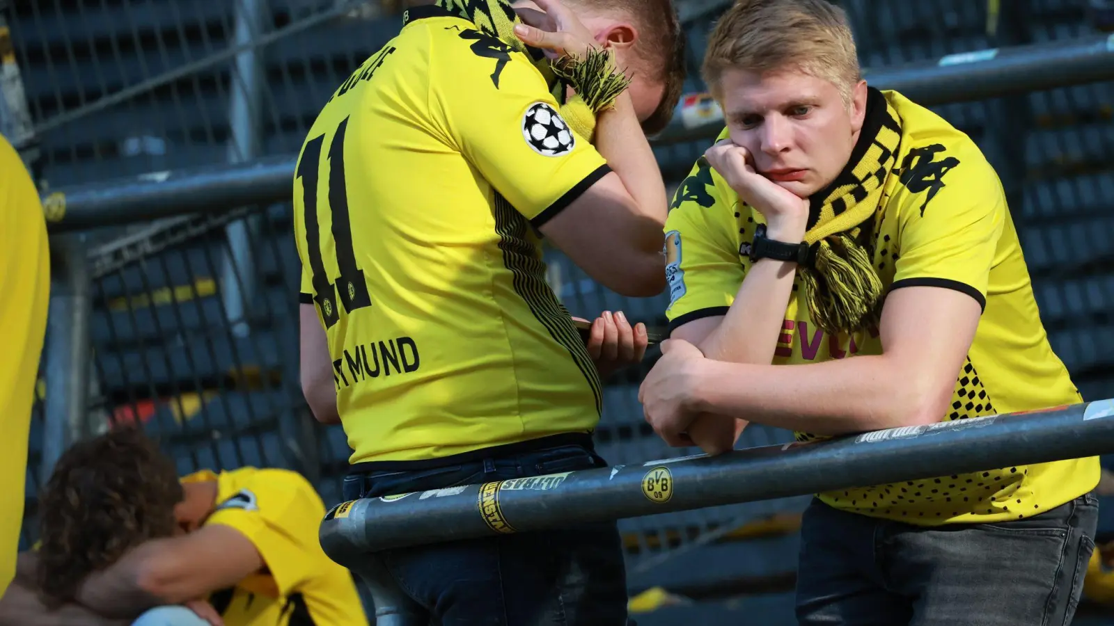 Wieder eine Meisterschaft verspielt: Dortmunder Fans nach dem verpatzten Meisterschaftsfinale. (Foto: Christian Charisius/dpa)