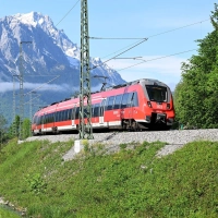 Abseits der Metropolen fahren die Züge zwar meist langsamer, die Menschen sind aber dennoch oft auf die Verbindungen angewiesen. Bayerns Verkehrsminister Bernreiter (CSU) warnte vor Nachteilen für die regionalen Angebote infolge des Wettbewerbs auf den Fernverkehrsstrecken. (Archivbild)  (Foto: Angelika Warmuth/dpa)