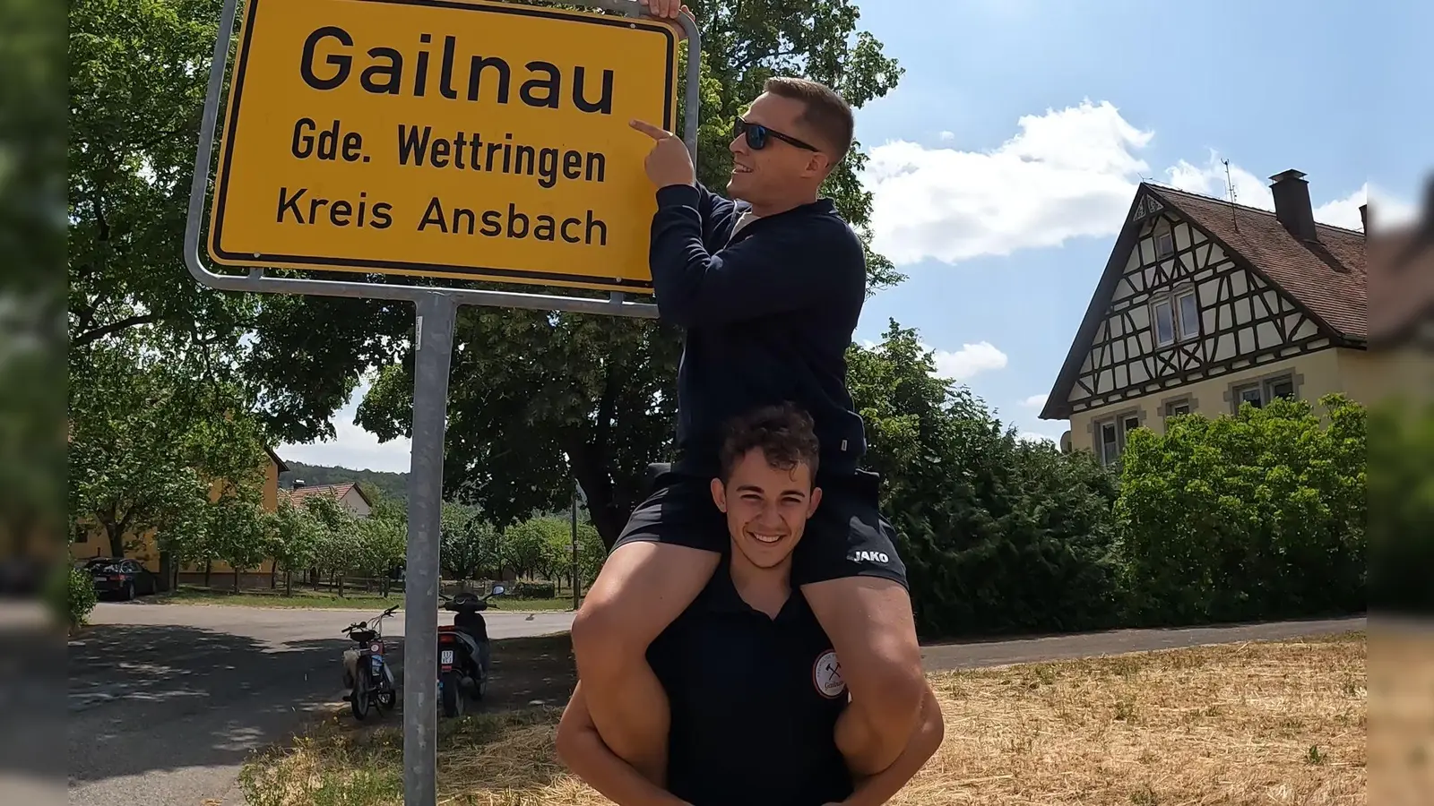 Josch Rößler (unten) und Christopher Zengel zeigen im Bewerbungsvideo, warum Gailnau für sie das beste Dorf der Welt ist. (Repro: Josch Rößler)