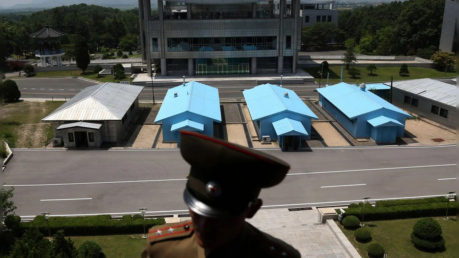 Seit Ende des Koreakriegs 1953 werden Nord- und Südkorea entlang der sogenannten demilitarisierten Zone (DMZ) getrennt - hier zu sehen von der nördlichen Seite. (Foto: Dita Alangkara/AP/dpa)