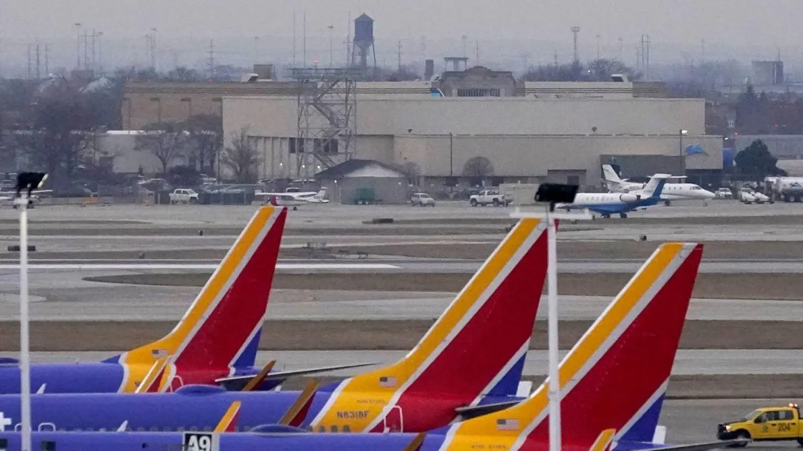 Bei einem Flug der US-Fluggesellschaft Southwest Airlines von Denver nach Houston kam es zu einem Zwischenfall mit einer Abdeckung eines Triebwerks (Archivbild). (Foto: Charles Rex Arbogast/AP/dpa)