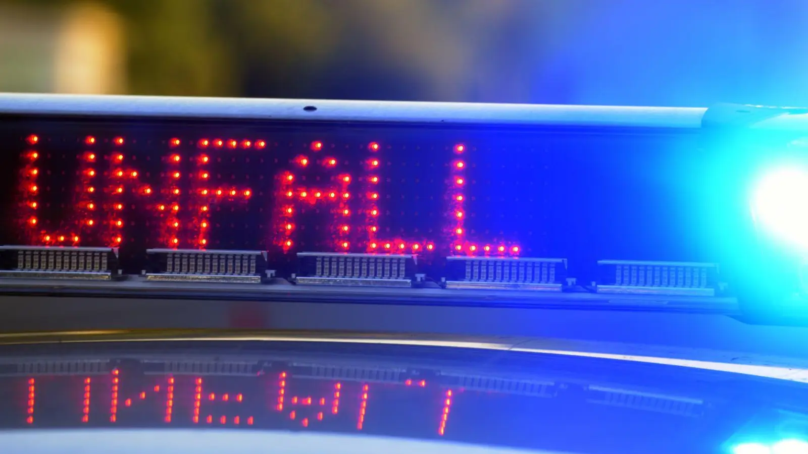 Die Staatsstraße 1082 musste für rund fünf Stunden gesperrt werden. (Symbolbild) (Foto: Stefan Puchner/dpa)