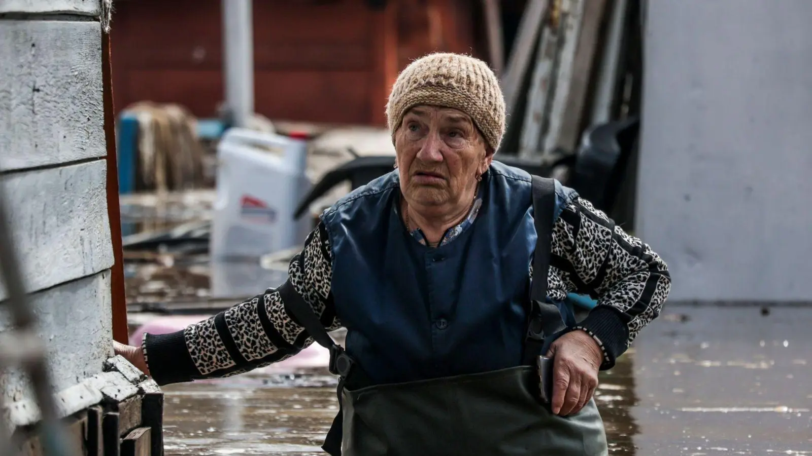 Eine Frau in der Nähe ihres Hauses in einem überschwemmten Gebiet in Orenburg, Russland. (Foto: Uncredited/AP/dpa)