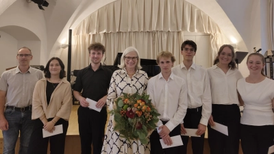 Schulleiter Michael Spors (links) und Andrea Gebhard (Vierte von links) gratulierten den Preisträgern (von links) Katharina Kaneider, Andre Schneider, Carl von Wrochem, Fritz Kuntner, Laura Keller und Veronika Glas. (Foto: Julia Bergmeister)