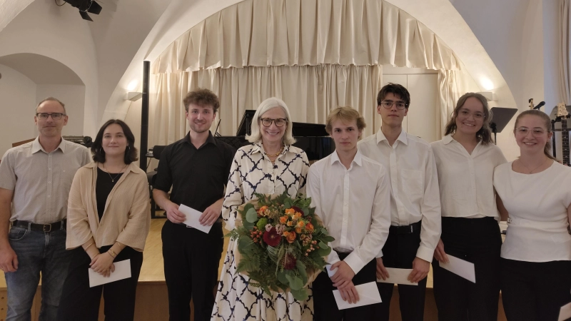 Schulleiter Michael Spors (links) und Andrea Gebhard (Vierte von links) gratulierten den Preisträgern (von links) Katharina Kaneider, Andre Schneider, Carl von Wrochem, Fritz Kuntner, Laura Keller und Veronika Glas. (Foto: Julia Bergmeister)