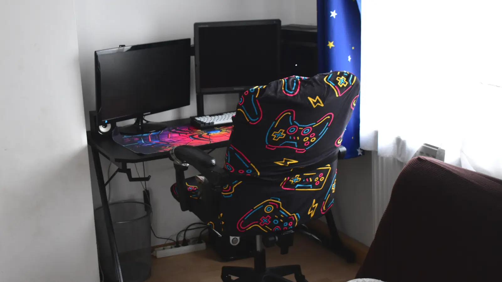 Eltern mit geringem Einkommen haben aber oft nicht das Geld für einen „Schulcomputer“. Deshalb baute Anton B. für seinen ältesten Sohn Xaver einen Computer aus gebrauchten Teilen zusammen. (Foto: Kurt Güner)