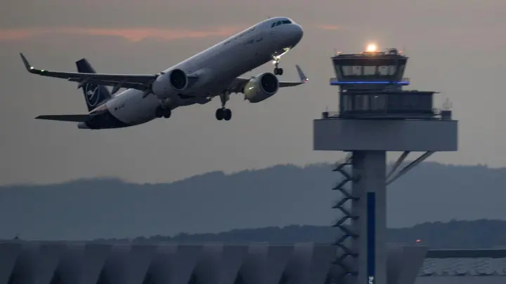 Eine Passagiermaschine der Lufthansa startet in der Abenddämmerung auf dem Flughafen Frankfurt. (Foto: Boris Roessler/dpa/Archivbild)