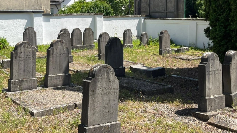 Auf dem jüdischen Friedhof in Rothenburg wurden im Juni 2025 Grabsteine umgestoßen. Ob deswegen eine Passage gegen Antisemitismus in die Satzung aufgenommen werden sollte, darüber diskutierte der Verein Alt-Rothenburg. (Archivbild: Clarissa Kleinschrot)