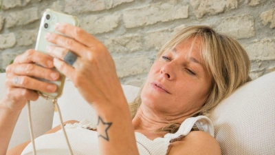 Was so teuer? Dann lieber WLAN: Nachgebuchte Datenpakete können teuer werden. Wer so oft als möglich WLAN-Netz nutzt, spart. (Foto: Christin Klose/dpa-tmn)