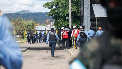 Polizeibeamte bewachen den Eingang des Frauengefängnisses in Támara. (Foto: Elmer Martinez/AP/dpa)