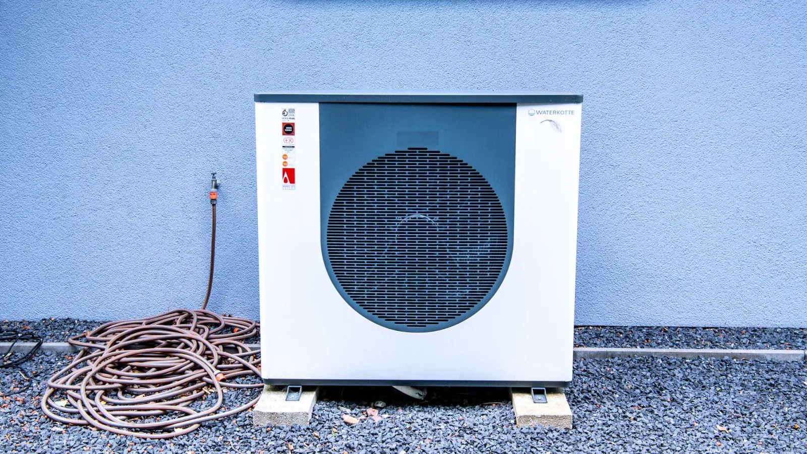 Kurz vor der Heizsaison empfiehlt es sich, seine Wärmepumpe nochmal von außen zu reinigen. Die Innenreinigung sollte man Fachpersonal überlassen. (Foto: Laura Ludwig/dpa-tmn)