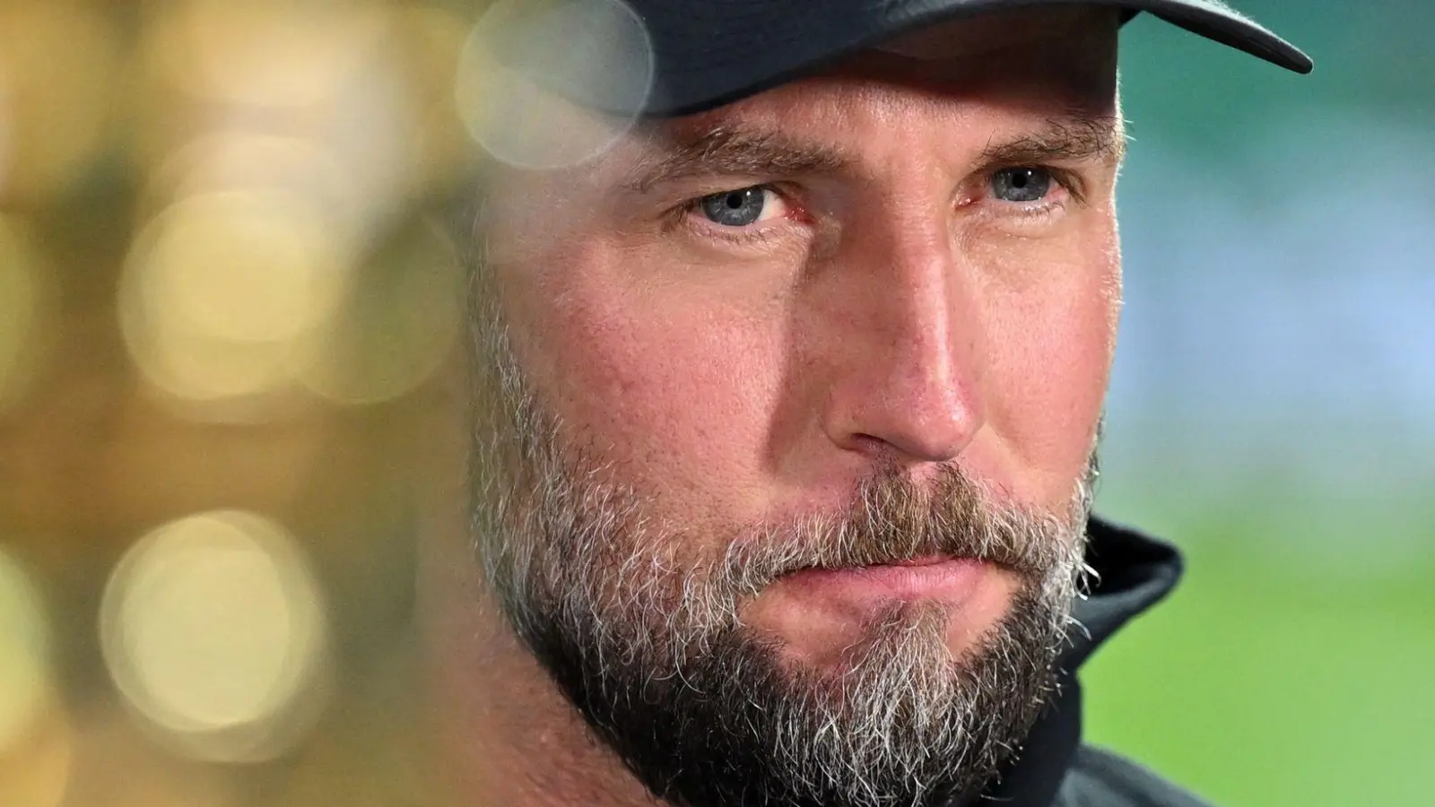 Trainer Sebastian Hoeneß vom VfB Stuttgart steht Medienberichten zufolge auf der Liste von Fenerbahce Istanbul. (Archivbild) (Foto: Swen Pförtner/dpa)