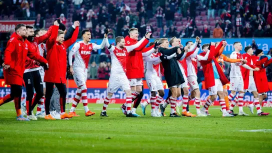 Die Kölner Spieler lassen sich nach dem 7:1-Sieg gegen die Bremer von den Fans feiern. (Foto: Rolf Vennenbernd/dpa)