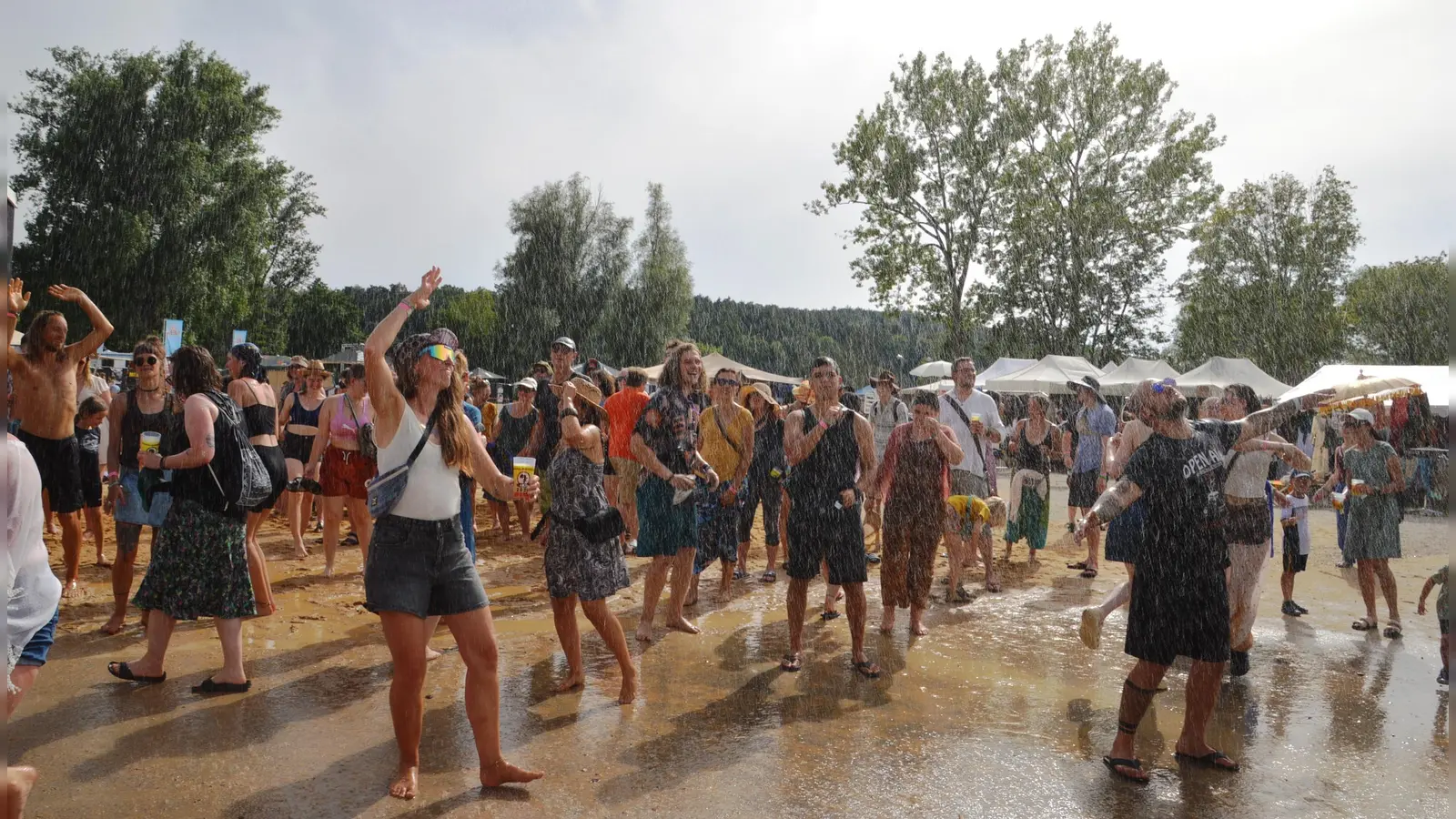 Im vergangenen Jahr freuten sich die Festivalgäste bei hochsommerlichen Temperaturen über eine Erfrischung.  (Foto: Peter Tippl)