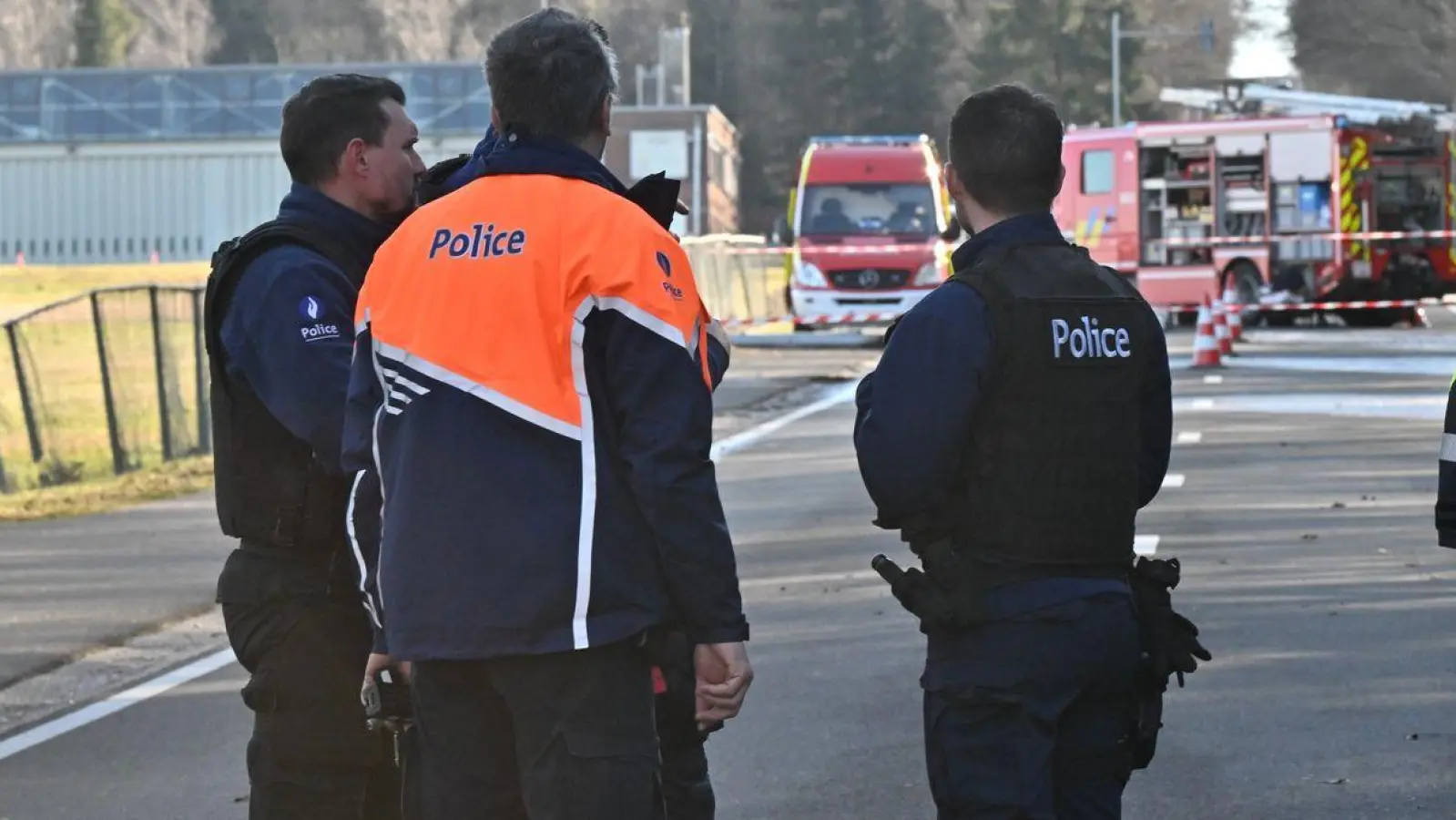 Rettungskräfte begutachten Absturzstelle des Kleinflugzeuges in der belgischen Stadt Spa. (Foto: Romain Rixhon/Belga/dpa)