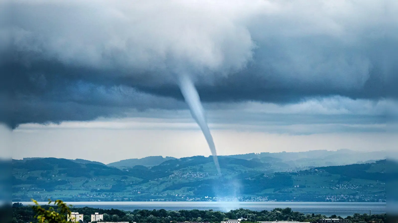 Wasserhosen über dem Bodensee gibt es immer wieder. (Archivbild)  (Foto: Dr. Christoph Sommergruber/dpa)