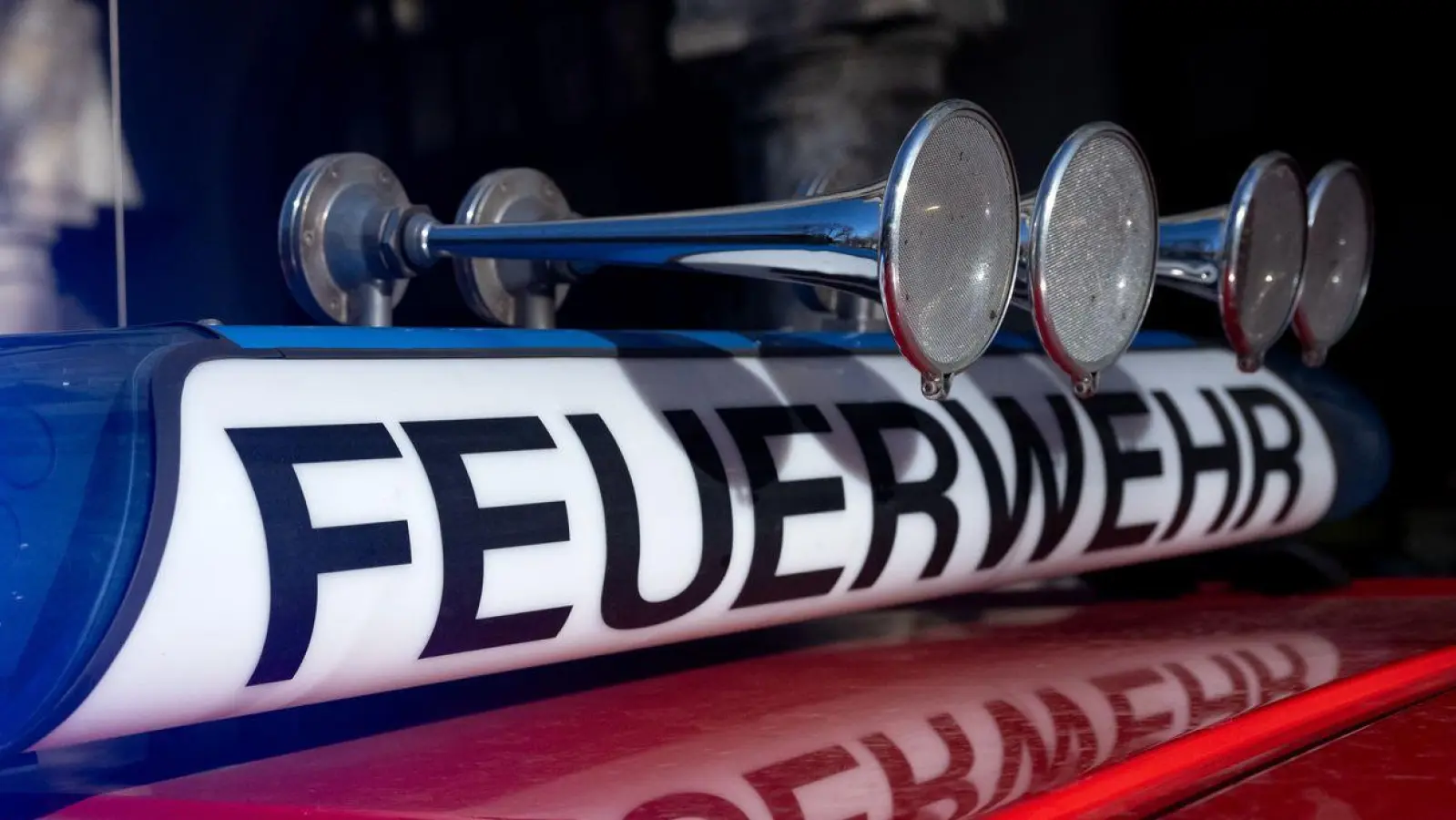 Feuerwehr, Rettungskräfte und Polizei rückten in der Nacht zu einem Brand im Regensburger Westen aus. (Symbolbild) (Foto: Sven Hoppe/dpa)
