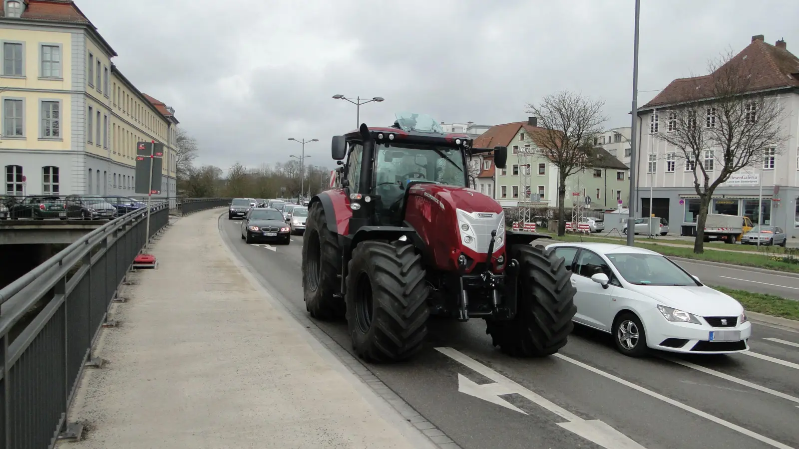 Der liegengebliebene Traktor auf der Residenzstraße. (Foto: Winfried Vennemann)