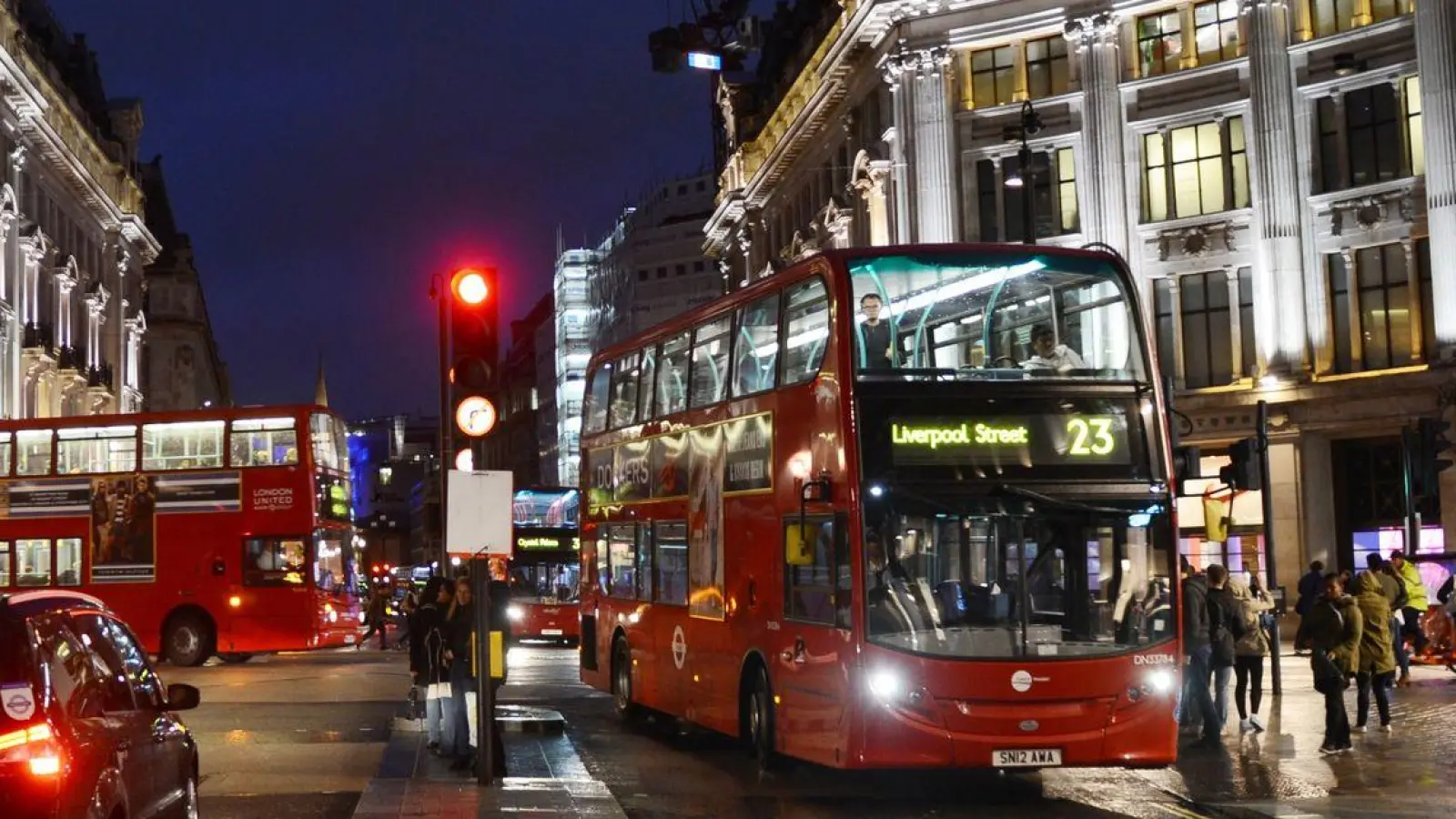 Wer sich den Londoner Verkehr mit dem eigenen Auto antun möchte, muss sich auch mit den geltenden Regeln rund um Umweltzone und City-Maut vertraut machen. (Foto: Jens Kalaene/dpa-Zentralbild/dpa)