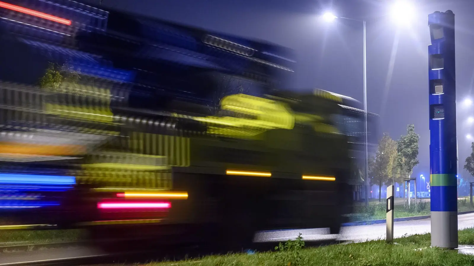 Ein Lastwagen fährt an einer Mautkontrollsäule vorbei. Die Maut-Einnahmen für den Bund sollen mit den künftigen Mautregeln deutlich steigen. (Foto: Klaus-Dietmar Gabbert/dpa)