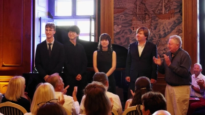 Die Mitwirkenden des Abschlusskonzertes und ihr Dozent (von links): Rune Leicht Lund, Deren Wang, IIldikó Rozsonits, Thomas Kelly und Leslie Howard beim Liszt-Festival 2026. (Foto: Thomas Wirth)