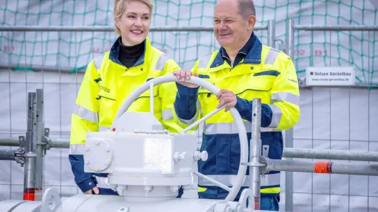 Bundeskanzler Olaf Scholz und MV-Ministerpräsidentin Manuela Schwesig geben symbolisch die Anlage frei. (Foto: Jens Büttner/dpa)