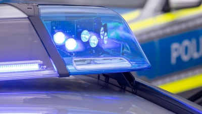 Noch bevor die Polizei eintraf, hatten Nachbarn den gewalttätigen Ehemann überwältigt. (Symbolbild) (Foto: Daniel Karmann/dpa)