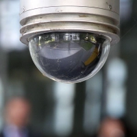 Sind Videokameras zwecks Überwachung am Arbeitsplatz installiert, muss der Arbeitgeber Beschäftigte darauf hinweisen. (Foto: Oliver Berg/dpa/dpa-tmn)