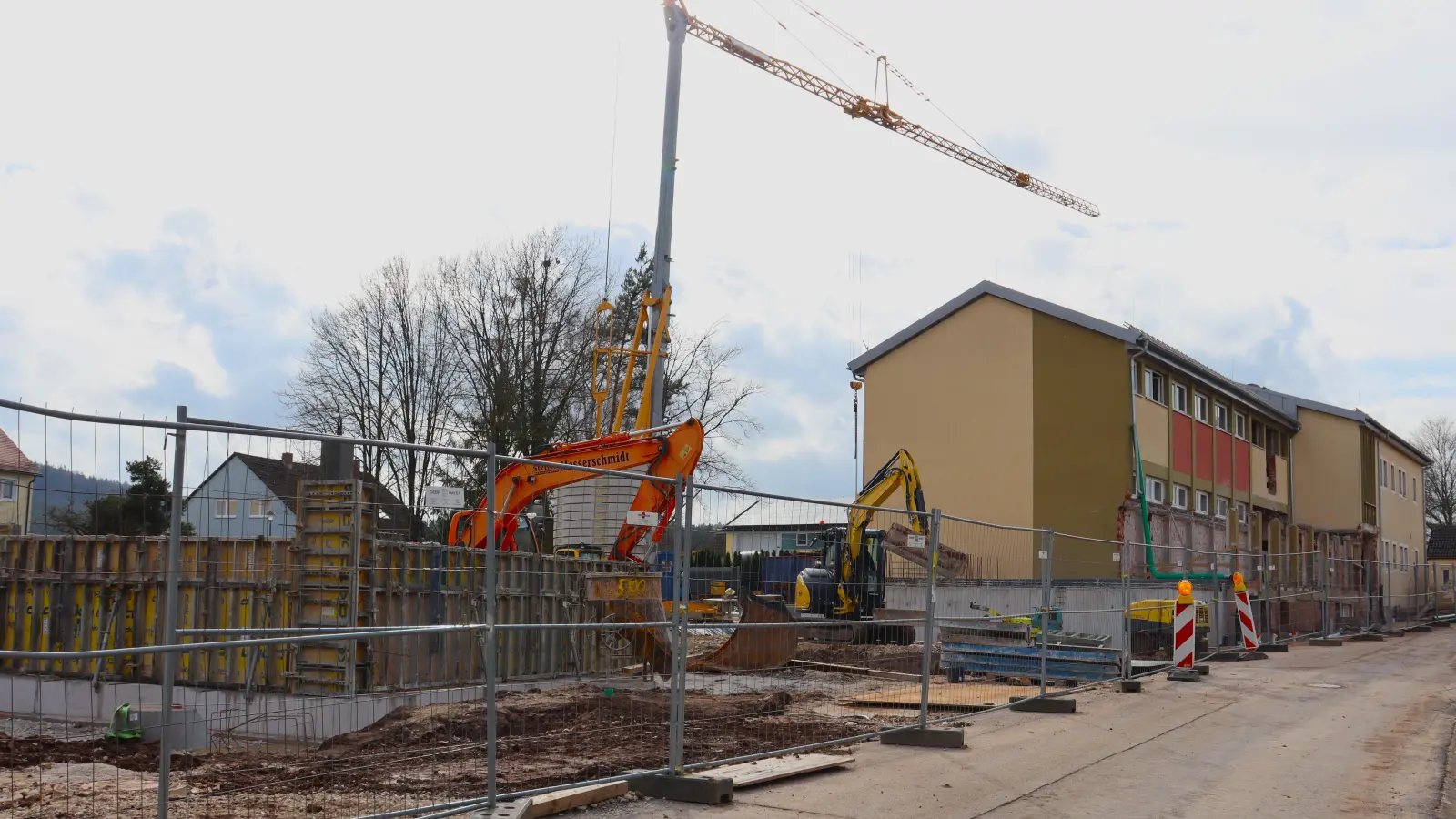 Die Baustelle ist in vollem Gange. Über einen Auftrag für die Zukunft muss aber noch ein zweites Mal im Gemeinderat gesprochen werden. (Foto: Antonia Müller)