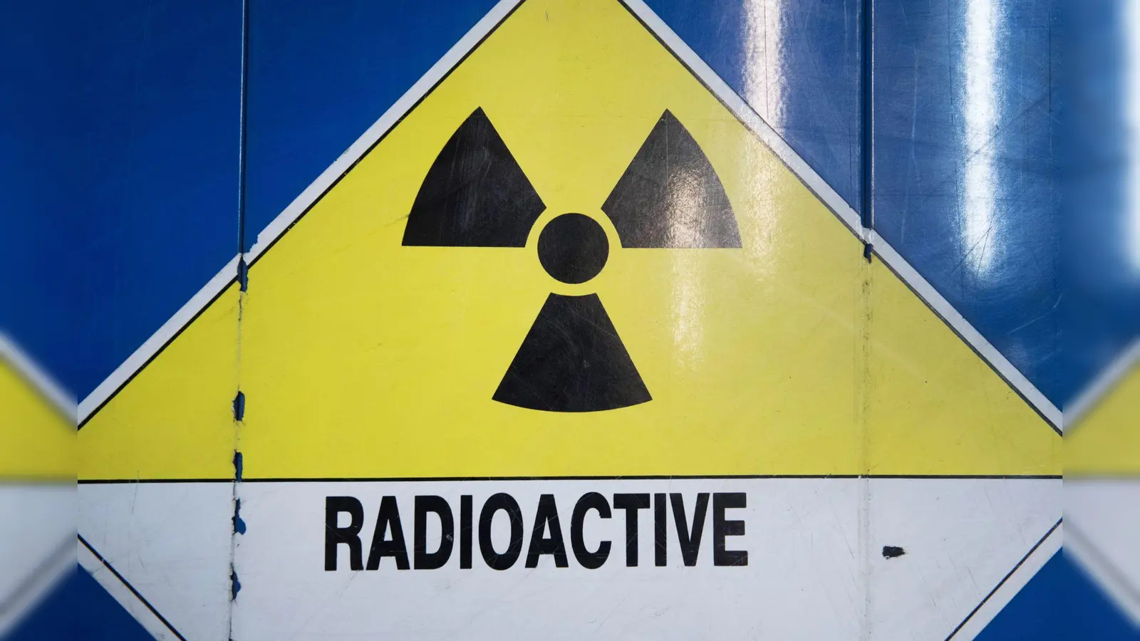 Ein Warnschild „Radioactive“. Neuartige Atomreaktoren brauchen laut Wissenschaftlern noch Jahrzehnte bis zur Marktreife. (Symböolbild) (Foto: picture alliance / Stefan Sauer/dpa)