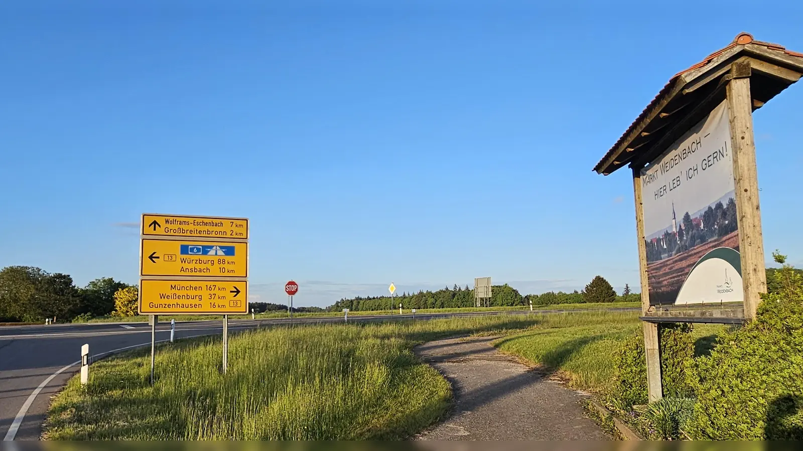 In diesem Bereich südlich der Kreuzung soll der Radweg die Bundesstraße B13 unterqueren. Die Baukosten für die Brücke trägt der Bund. (Foto: Wolfgang Grebenhof)