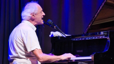 Zum 15. Mal in den Ansbacher Kammerspielen: Paul Millns. Das Publikum feierte den britischen Sänger, Songwriter und Pianisten schon zu Beginn frenetisch. (Foto: Martin Stumpf)